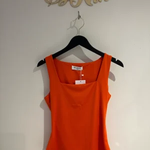 By Swan top mouwloos Oranje