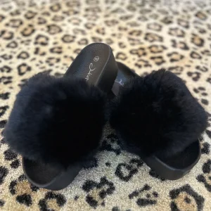 fake fur slippers "Annie" Zwart